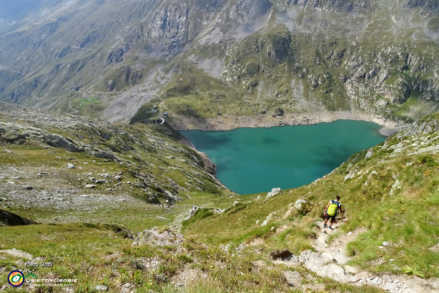 76 Scendiamo con attenzione, specie nel primo ripido tratto a picco sul Lago del Diavolo.JPG